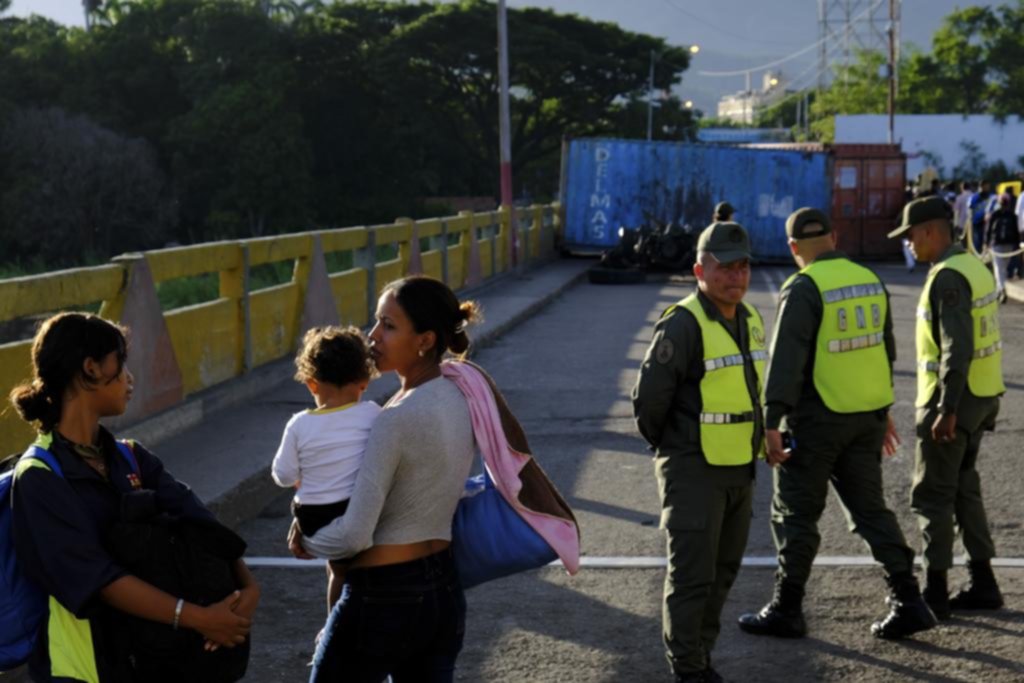 Maduro abre su frontera con Colombia y miles de personas intentan irse