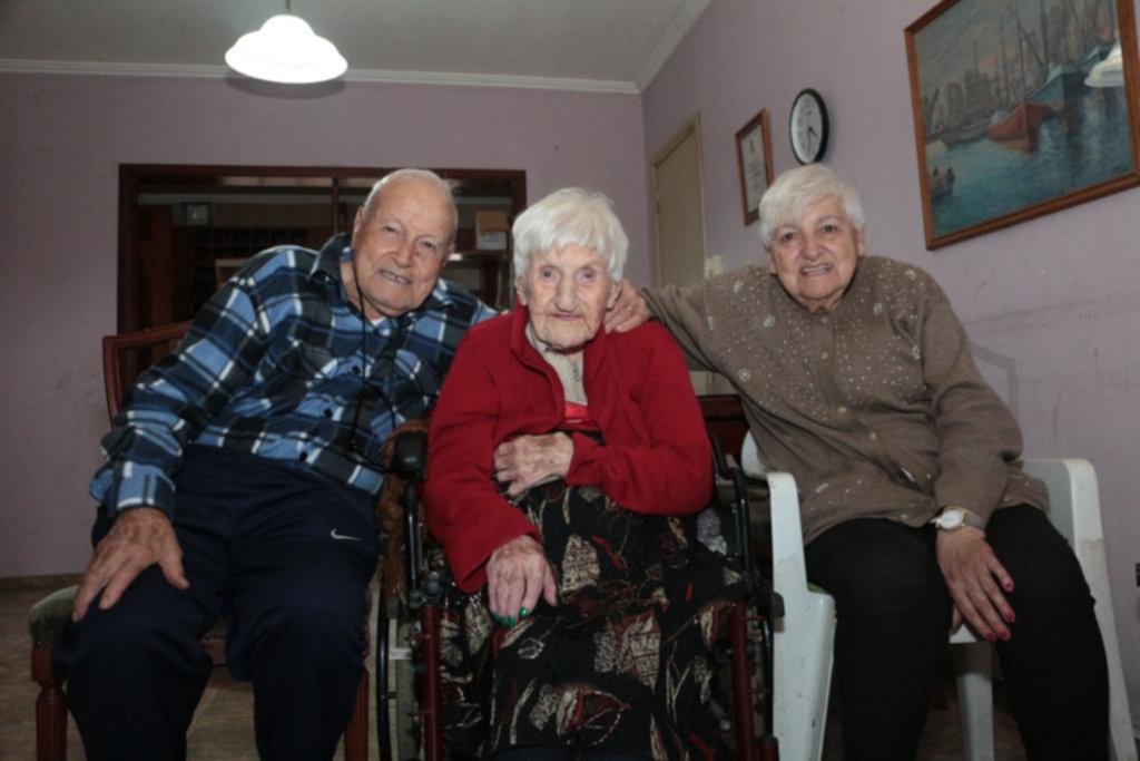 A los 107 años, Luisa festeja y todavía reta a Elsa y José, sus “pichones” que pasan los 80