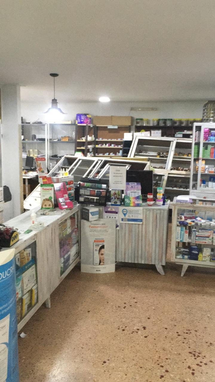 Una farmacéutica terminó internada tras un brutal asalto en su local de Gonnet
