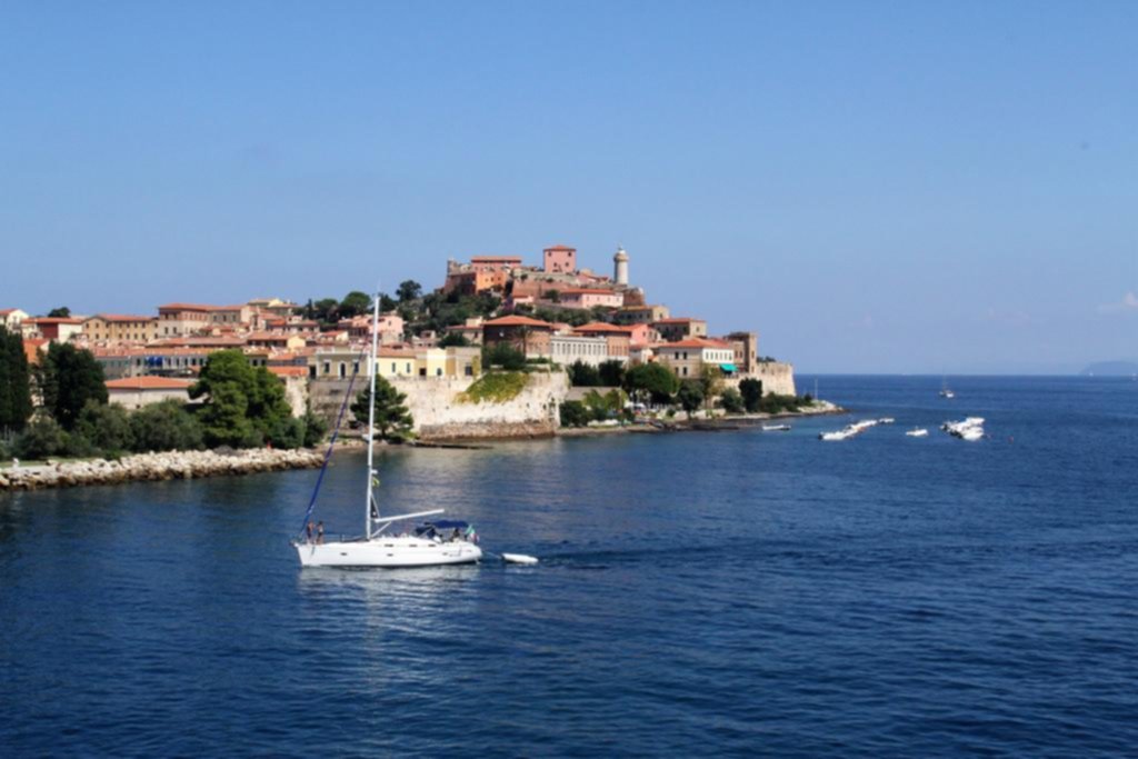 La isla italiana de Elba, un paraíso que impacta mucho más al recorrerlo en un yate