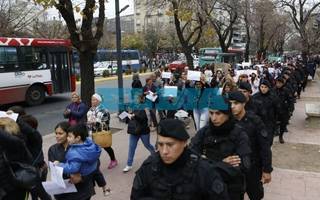 Plaza San Martín estuvo blindada contra la venta ilegal y los " manteros " se movilizaron a la Municipalidad