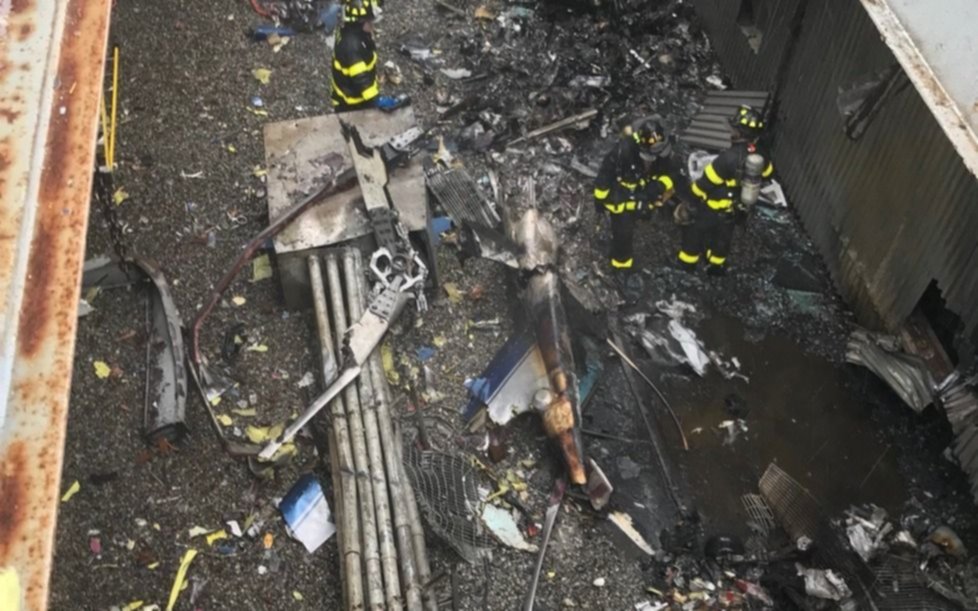 Así quedó el helicóptero que se estrelló en un rascacielos en Manhattan