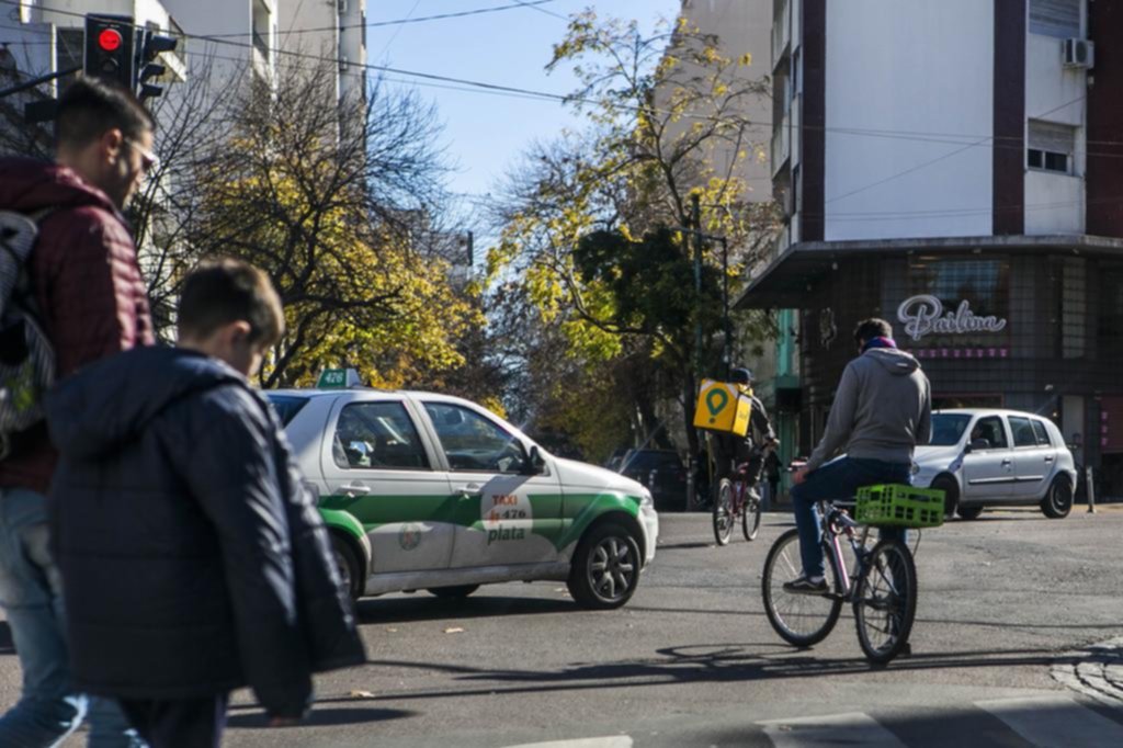 Los nuevos servicios de delivery le suman riesgo al caótico tránsito platense