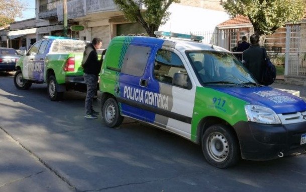 Hallan muertos a una mujer policía y a sus 2 hijos: creen que los mató y luego se suicidó