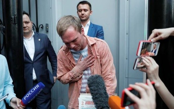 Rusia libera a un periodista detenido por la presión de una inédita movilización social