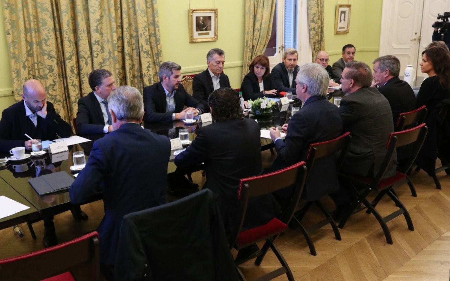 El dólar bajó 30 centavos y Pichetto participó de la reunión del Gabinete de Macri