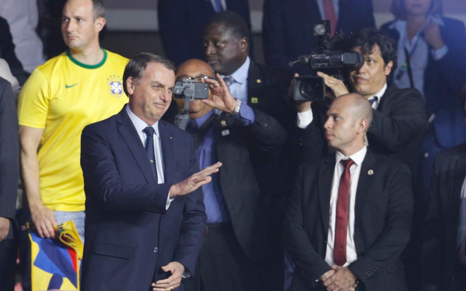 En medio de la huelga que afecta a Brasil, Bolsonaro dijo 'presente' en el partido inaugural