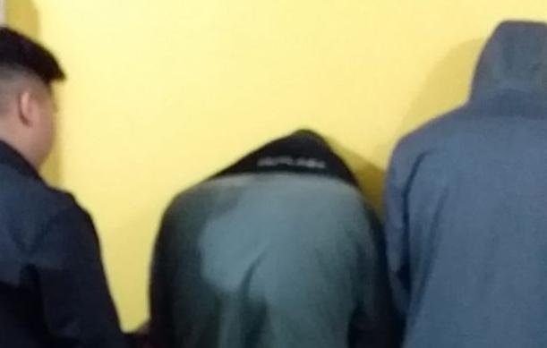Quisieron asaltar a un pasajero de un micro: el chofer los encerró y los llevó a la comisaría