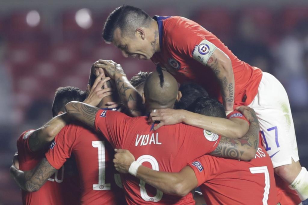 Chile salió a defender el título, y con una goleada 4-0 a Japón se puso a la altura de Uruguay