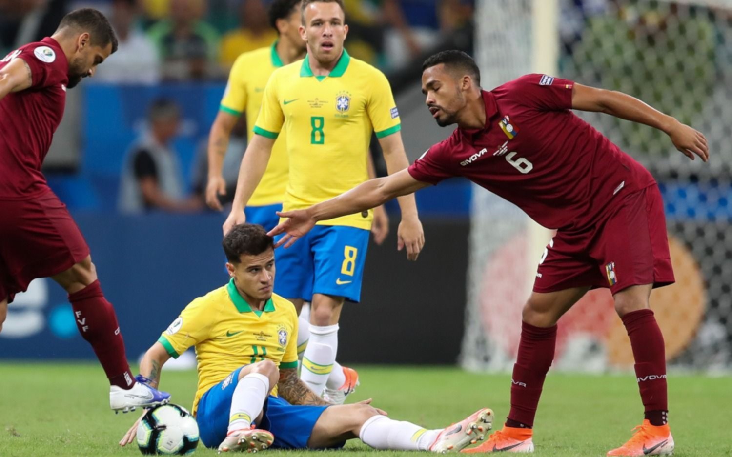 Brasil no pudo quebrar a Venezuela y terminaron igualados sin goles