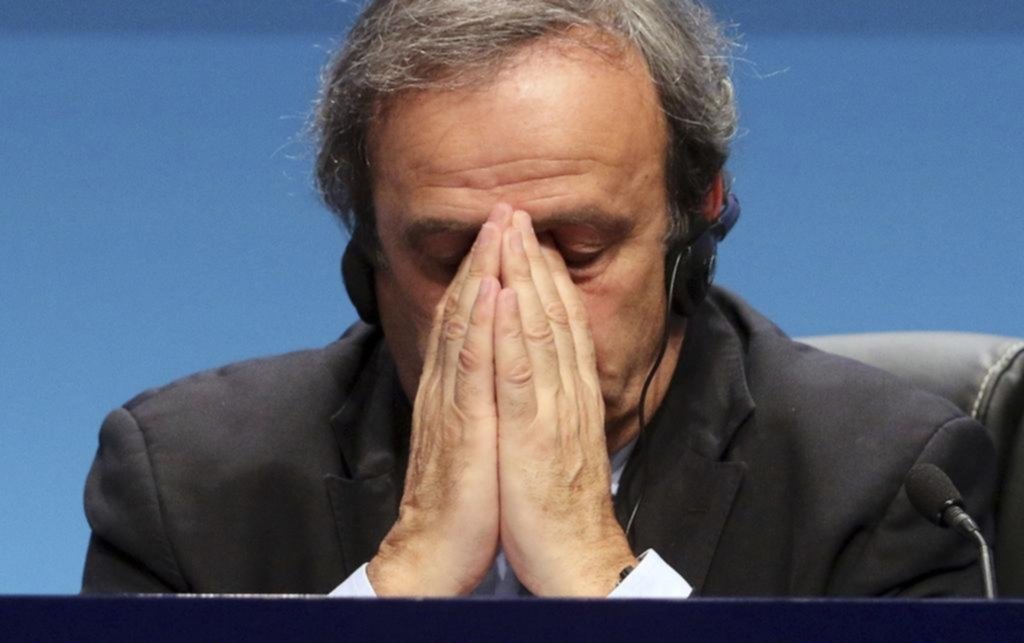 Escándalo Platini: estuvo preso en París, acusado de favorecer a Qatar para 2022