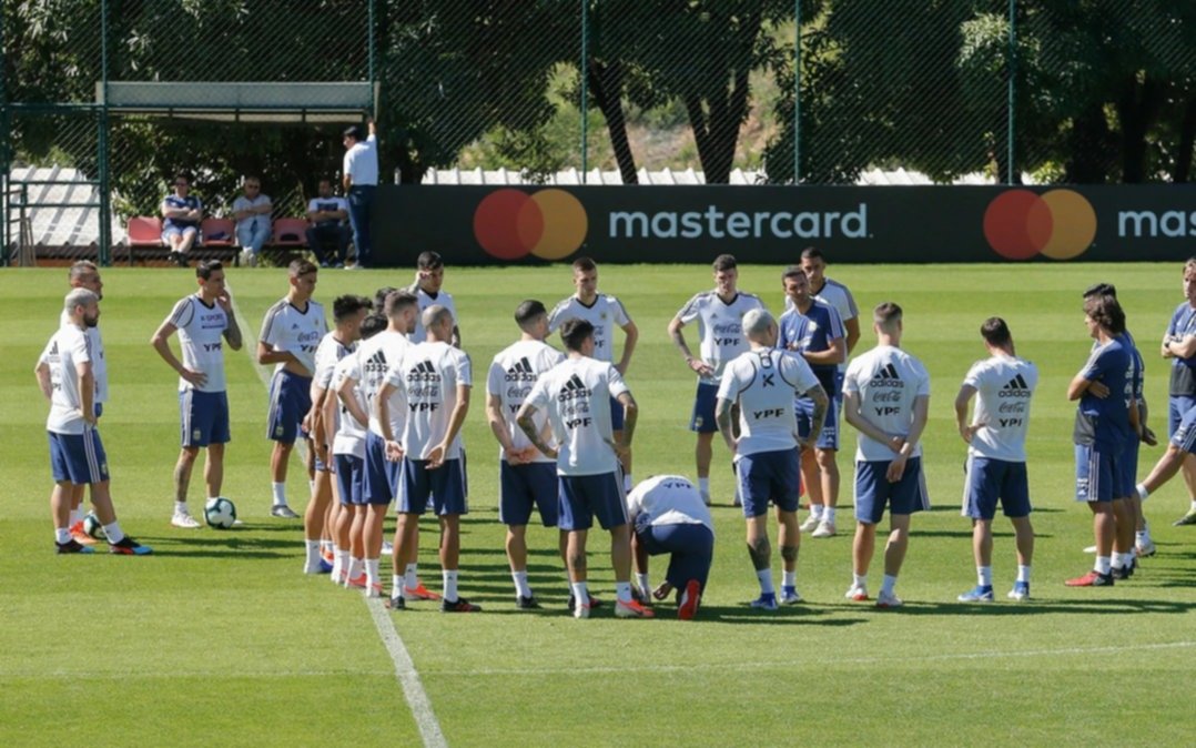 Una previa con más tensión, charlas y menos juegos para la Selección antes de Paraguay