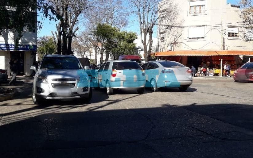 La doble fila ya es historia ¡Ahora estacionan en triple fila!