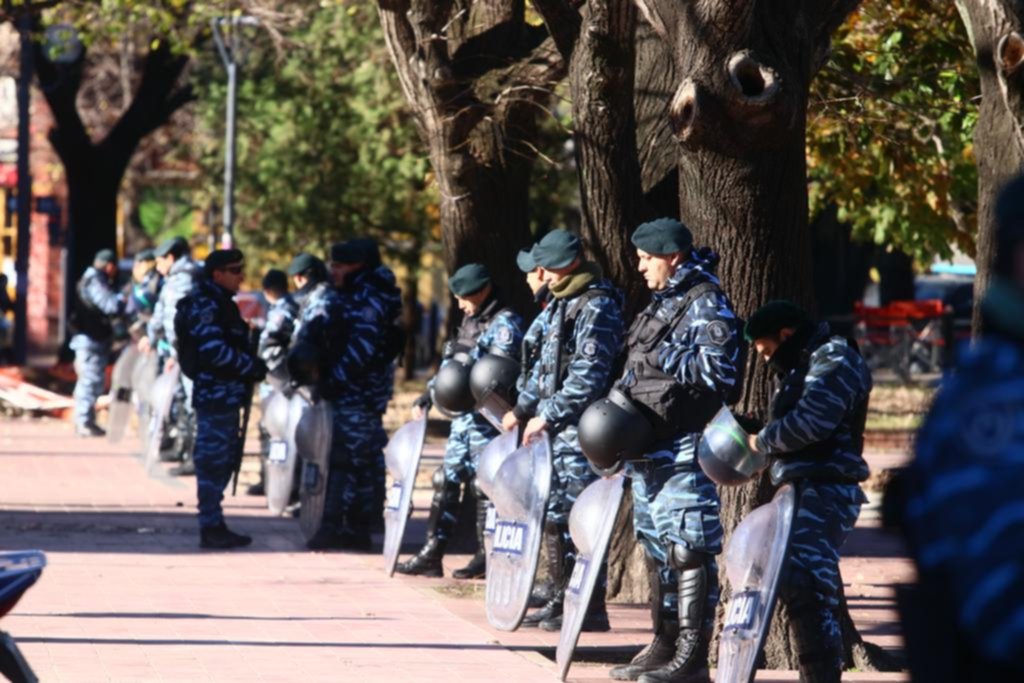 Refuerzan el blindaje de plaza San Martín para impedir que se monte la feria ilegal