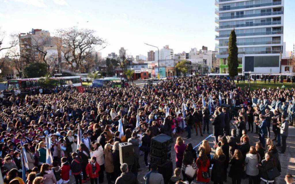Una emotiva promesa de lealtad de 2.000 alumnos