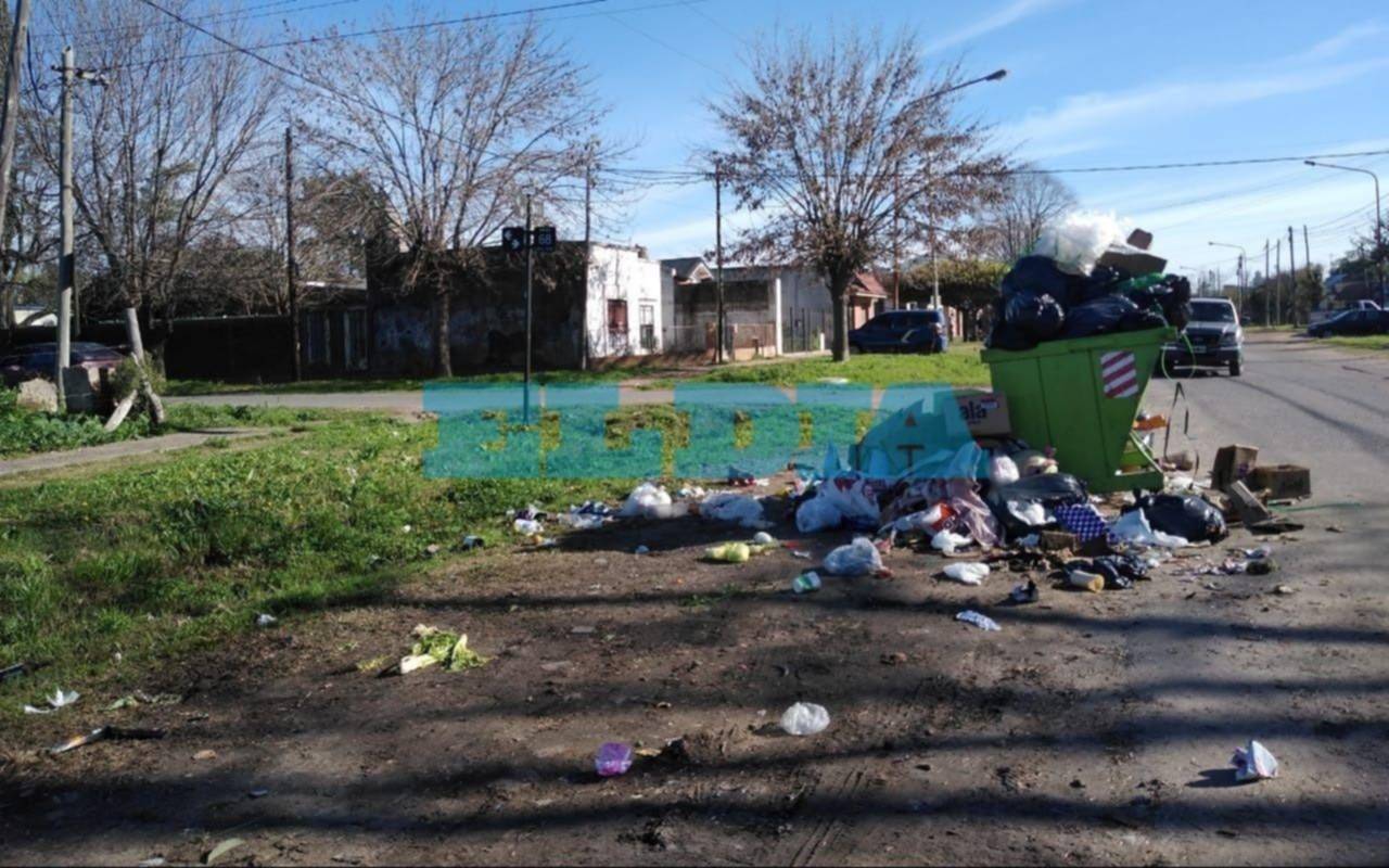 Quejas por falta de recolección y contenedores que desbordan de basura en 149 y 68
