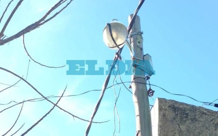 Fueron a arreglar una luminaria pero denuncian que la "aseguraron" con cinta aisladora