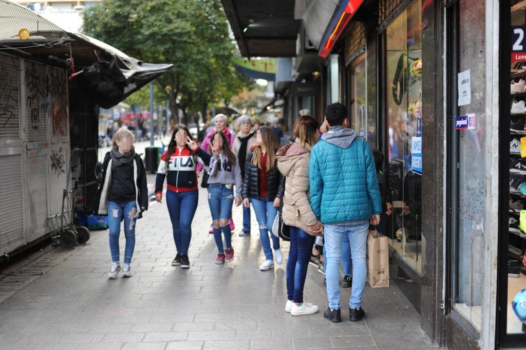 Pese al feriado, los comercios abrieron y el Centro se movió a un ritmo diferente