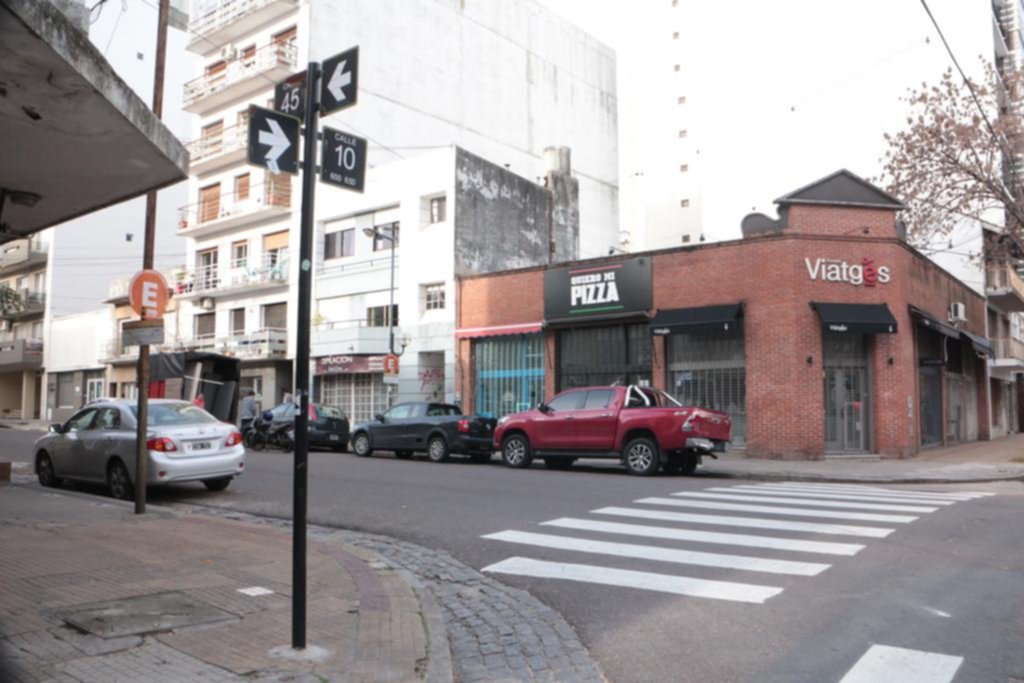 Lo apuñalaron en una esquina del Centro por la mochila, una campera y el dinero