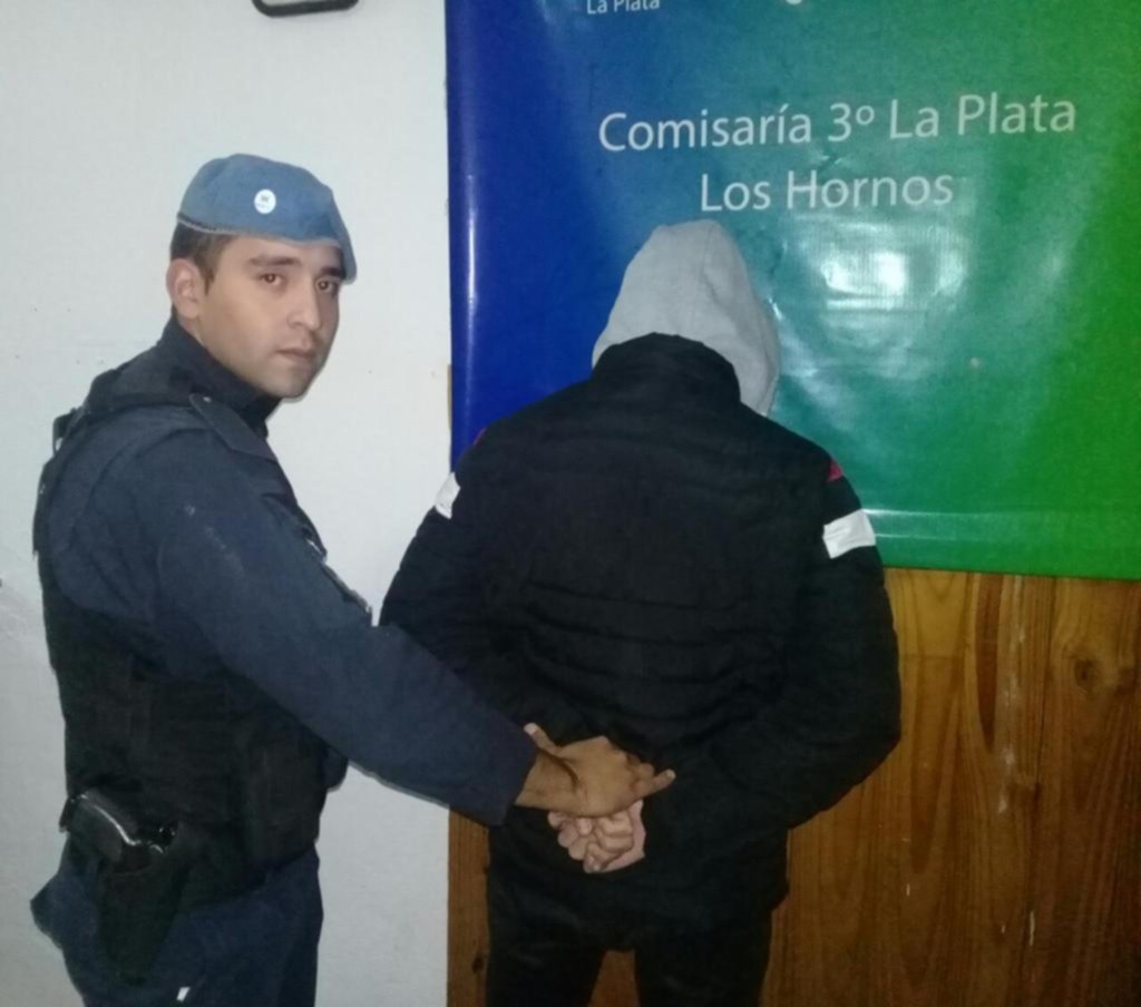 Tiene antecedentes psiquiátricos y atacó a puñaladas a su padre en Los Hornos