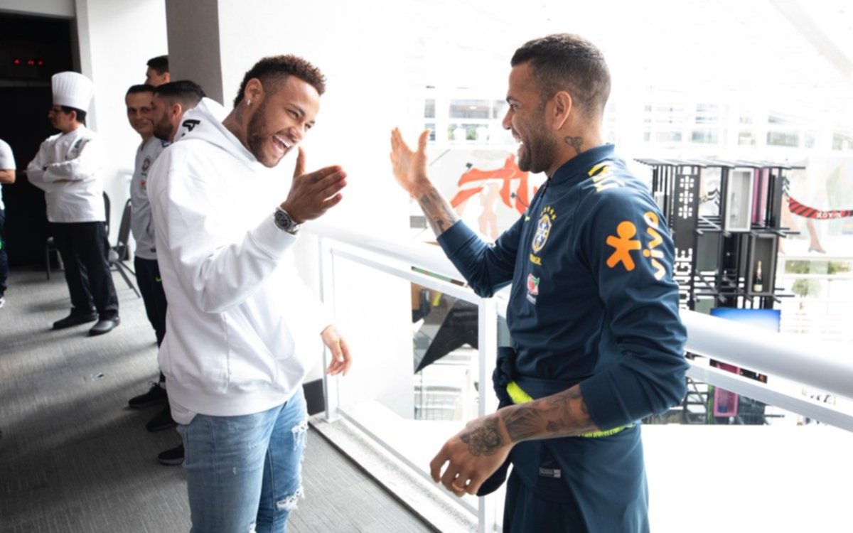 Neymar visitó la concentración brasileña en la previa del partido ante Perú