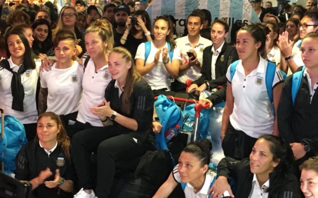Gran júbilo en la llegada de la selección femenina tras su histórica actuación en el Mundial
