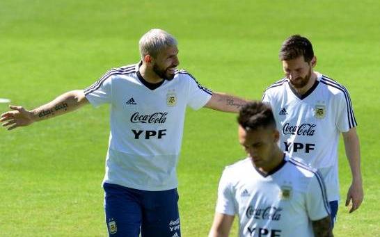 ¿Qué será?: Agüero habló de un regalo "picante" para Messi que hoy cumple años