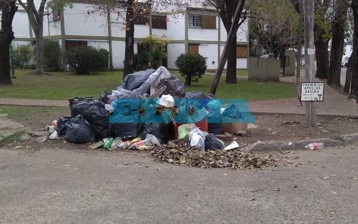 Una esquina tapada de basura en Tolosa