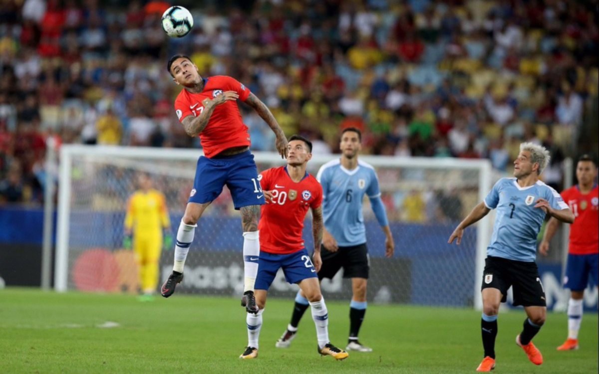 Uruguay venció a Chile en el Maracaná y quedó primero del Grupo C