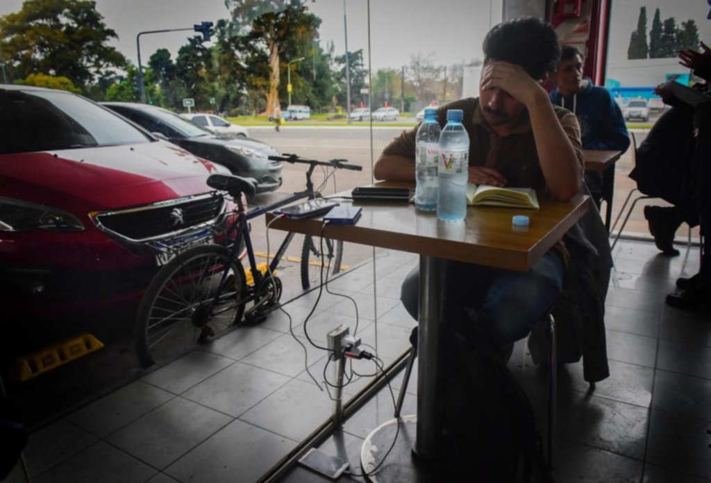 Desesperada carga de celulares en una estación de servicio de Villa Elisa
