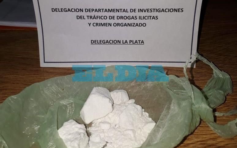 Detuvieron a dos hombres con armas y cocaína tras operativo en Ensenada