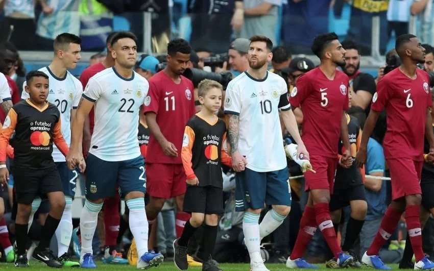 No lo canta pero...: un nene reveló qué hace Messi cuando suena el Himno