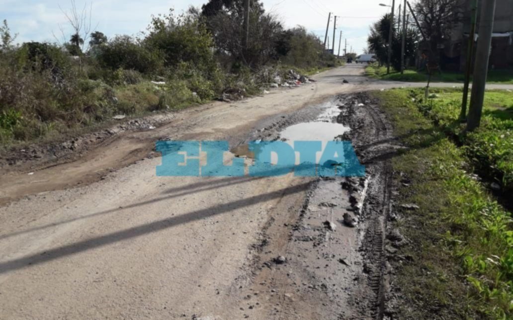 Baches y "lagunas" en la calle 122 y 611