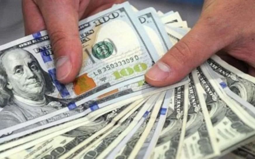 En una jornada volátil, el dólar cerró en $ 43,70