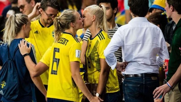 El Futbol De Las Chicas Y El Beso Que Da La Vuelta Al Mundo Informacion General