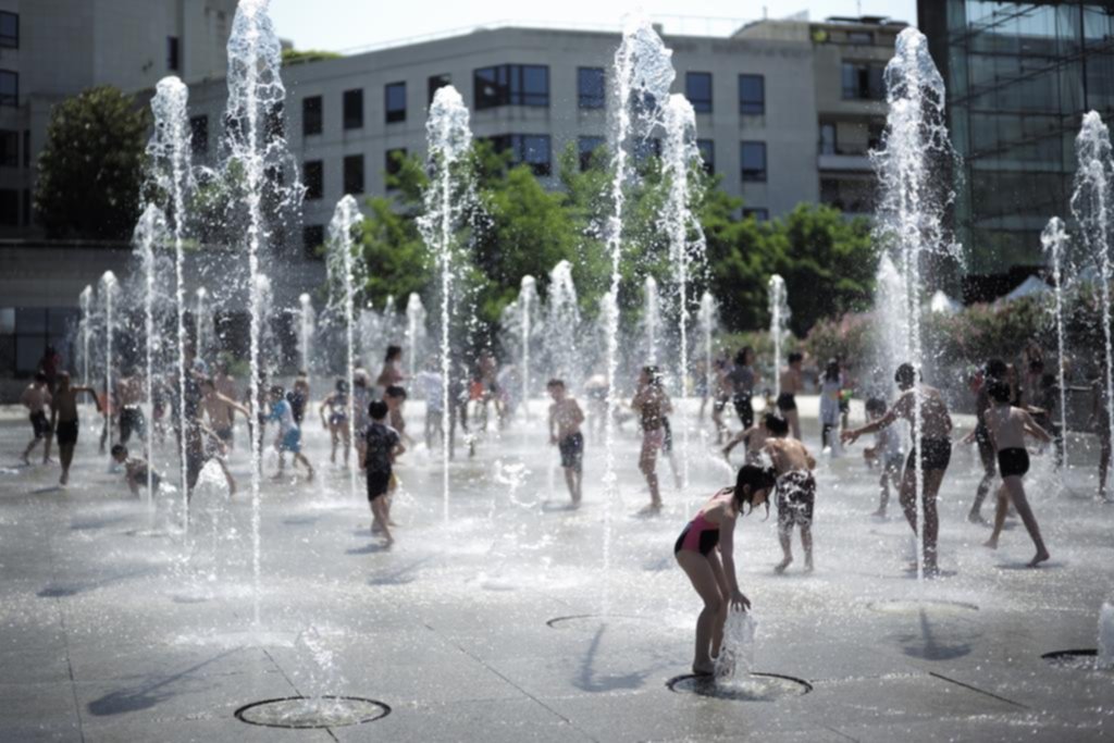 El “shock de agua fría”, la causa de 3 muertes por la ola de calor en Europa