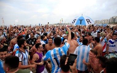 El ruidoso  "Copacabanazo" que armaron los hinchas argentinos 