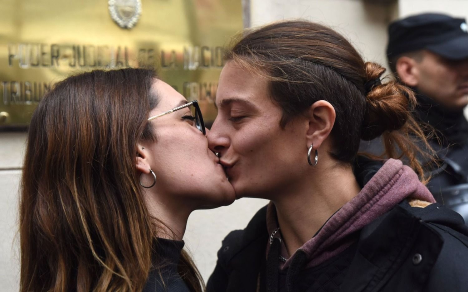 Marcha presa por... ¡un beso! Condena a la mujer que besó a su esposa en Constitución