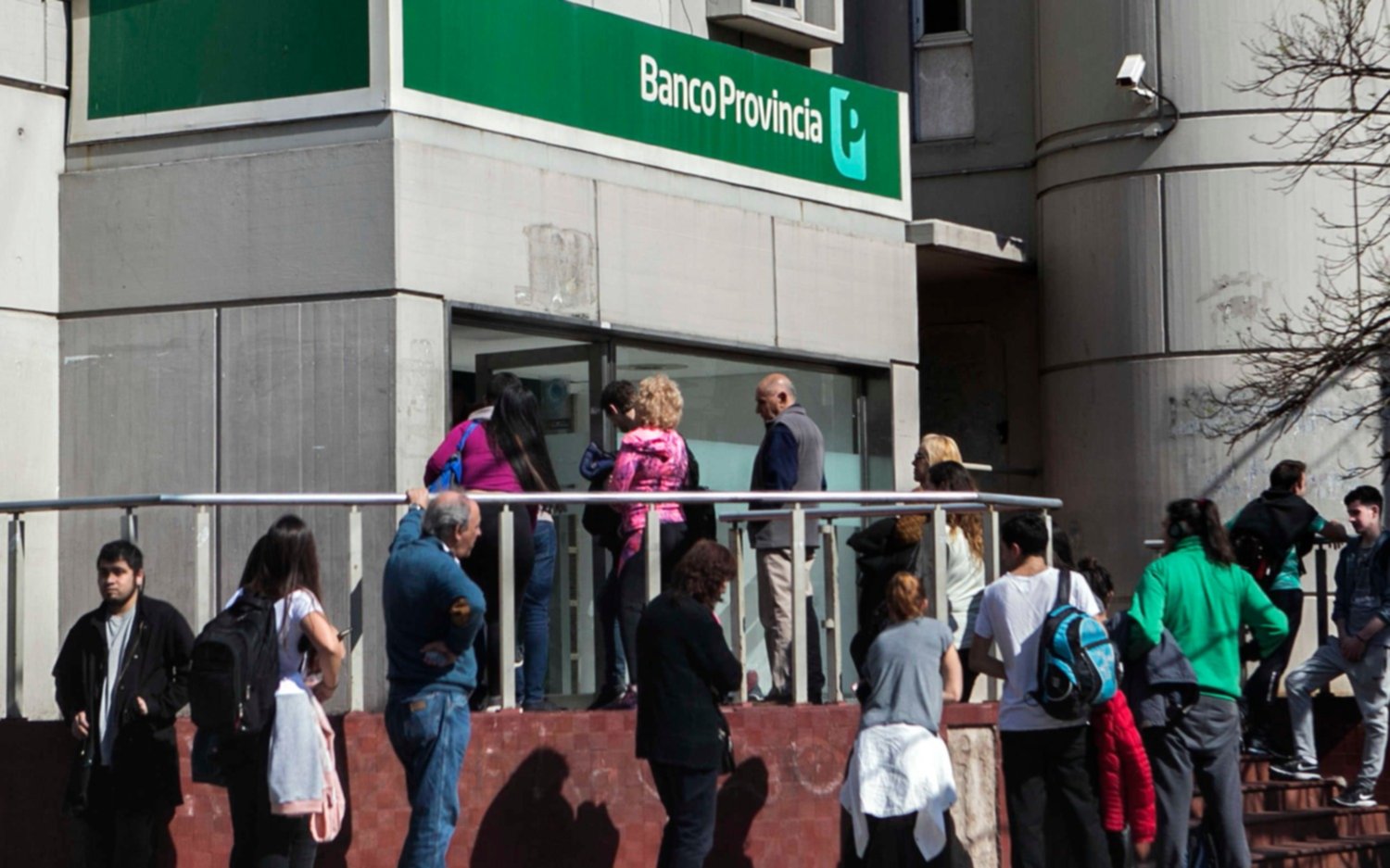 Quejas por una "atención deficiente" a adultos mayores en un banco de City Bell
