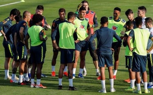 Filipe Luis y Fernandinho siguen con molestias y están en duda contra Argentina