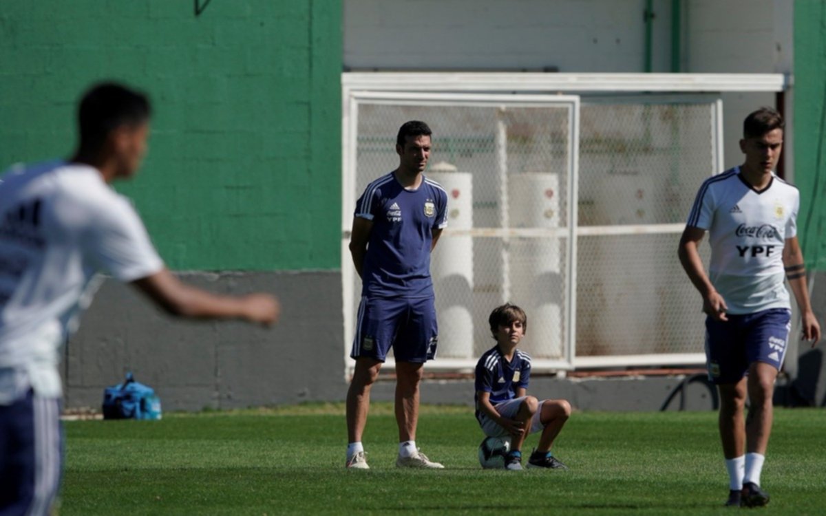 El plantel argentino inicia la preparación del clásico con un entrenamiento "familiar"
