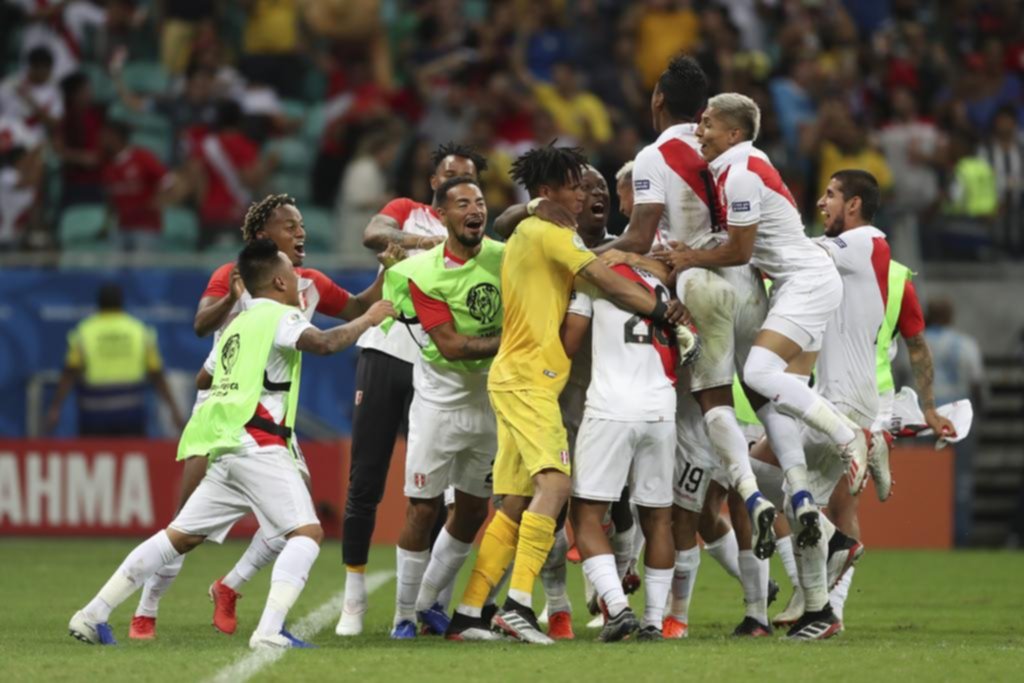 Perú dejó en el camino a Uruguay y tendrá su clásico ante Chile