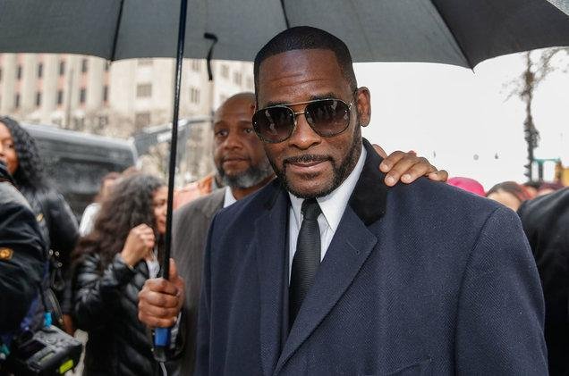 Abogados de R. Kelly piden juez desestime demanda de abuso