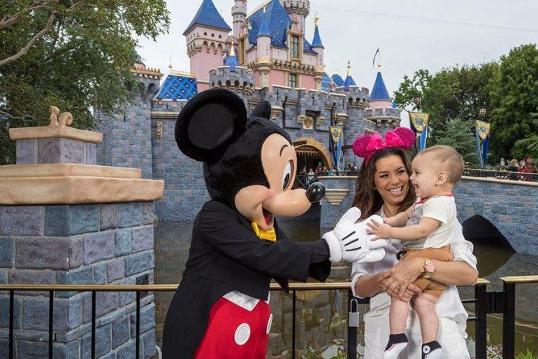 Eva Longoria reclama que Hollywood debe “normalizar de una vez la maternidad”