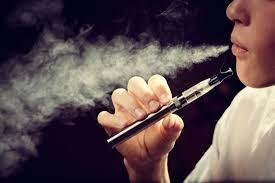 Fumadores y usuarios de cigarrillos electrónicos, más expuestos al COVID