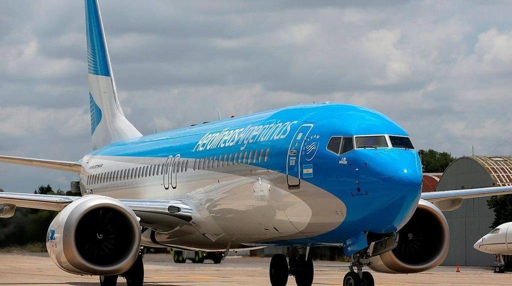 Aerolíneas Argentinas decidió suspender a gran parte de su personal con reducción salarial