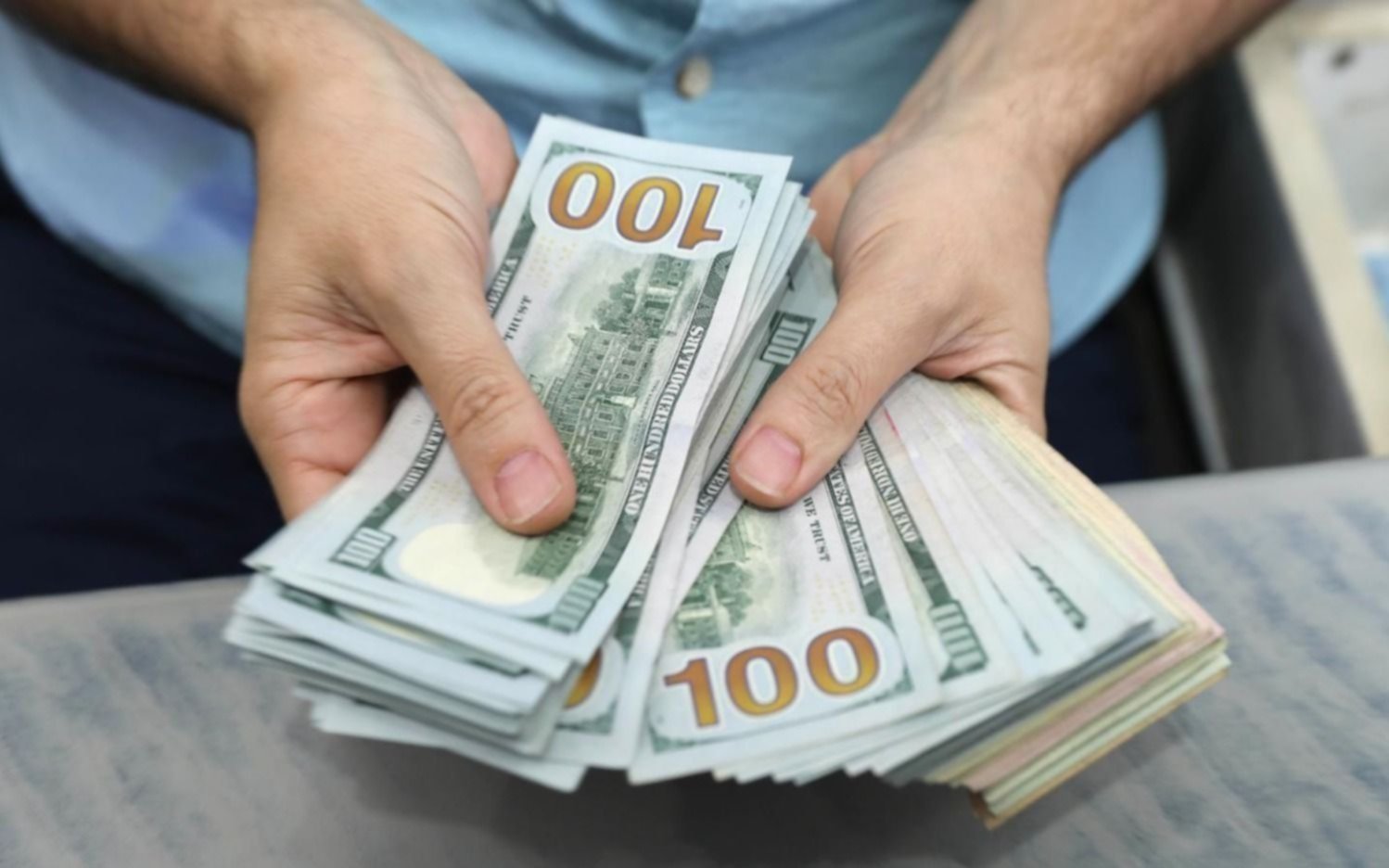 El dólar blue subió 3 pesos y cotizó a $128 en el comienzo de la semana