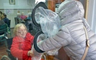En Tandil idearon un sistema con un panel de nylon en un geriátrico para abrazarse con familiares