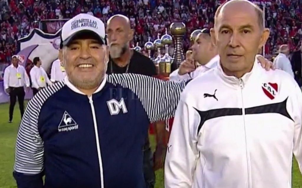 Una gran figura del fútbol argentino dijo que Maradona debería seguir en el Lobo