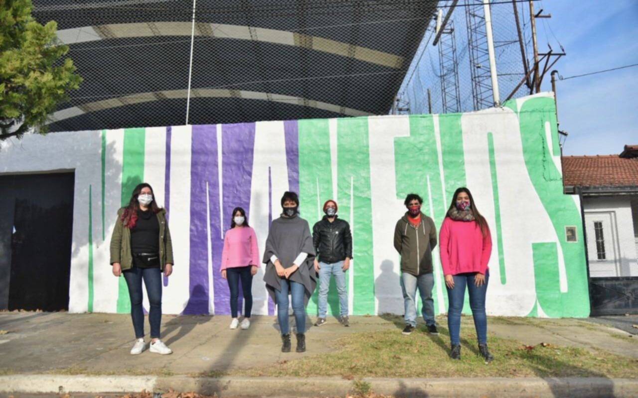 Presentación de un mural en el mes del "ni una menos"